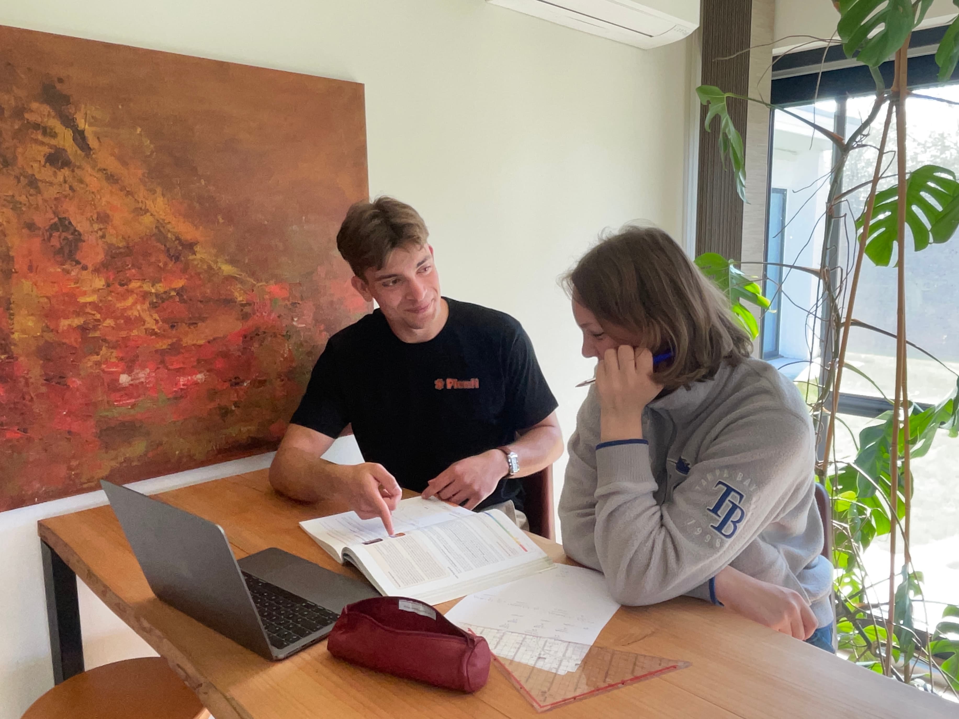 Student die bijles krijgt van een Plenti helper voor wiskunde of andere vakken in België